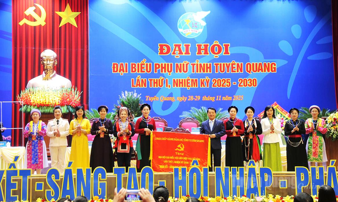 Bí thư Tỉnh ủy Hầu A Lềnh tặng Bức trướng của BCH Đảng bộ tỉnh cho Đại hội