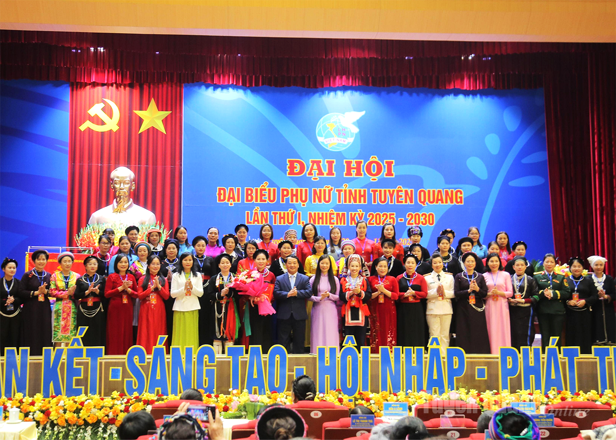 Bí thư Tỉnh ủy Hầu A Lềnh và Phó Chủ tịch Hội LHPN Việt Nam Nguyễn Thị Thu Hiền trao các Quyết định và tặng hoa chúc mừng Ban Chấp hành khóa mới.