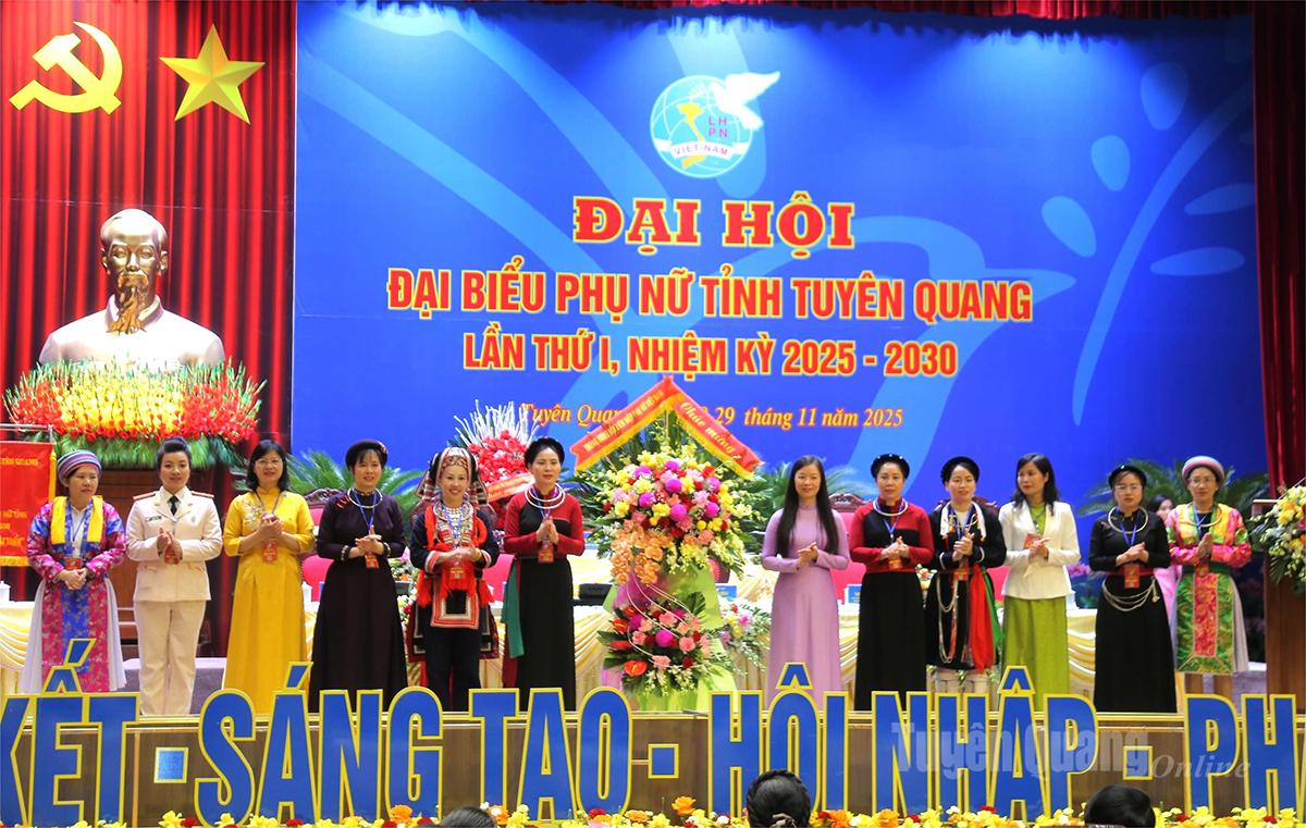 Phó Chủ tịch Hội LHPN Việt Nam Nguyễn Thị Thu Hiền tặng hoa Đại hội