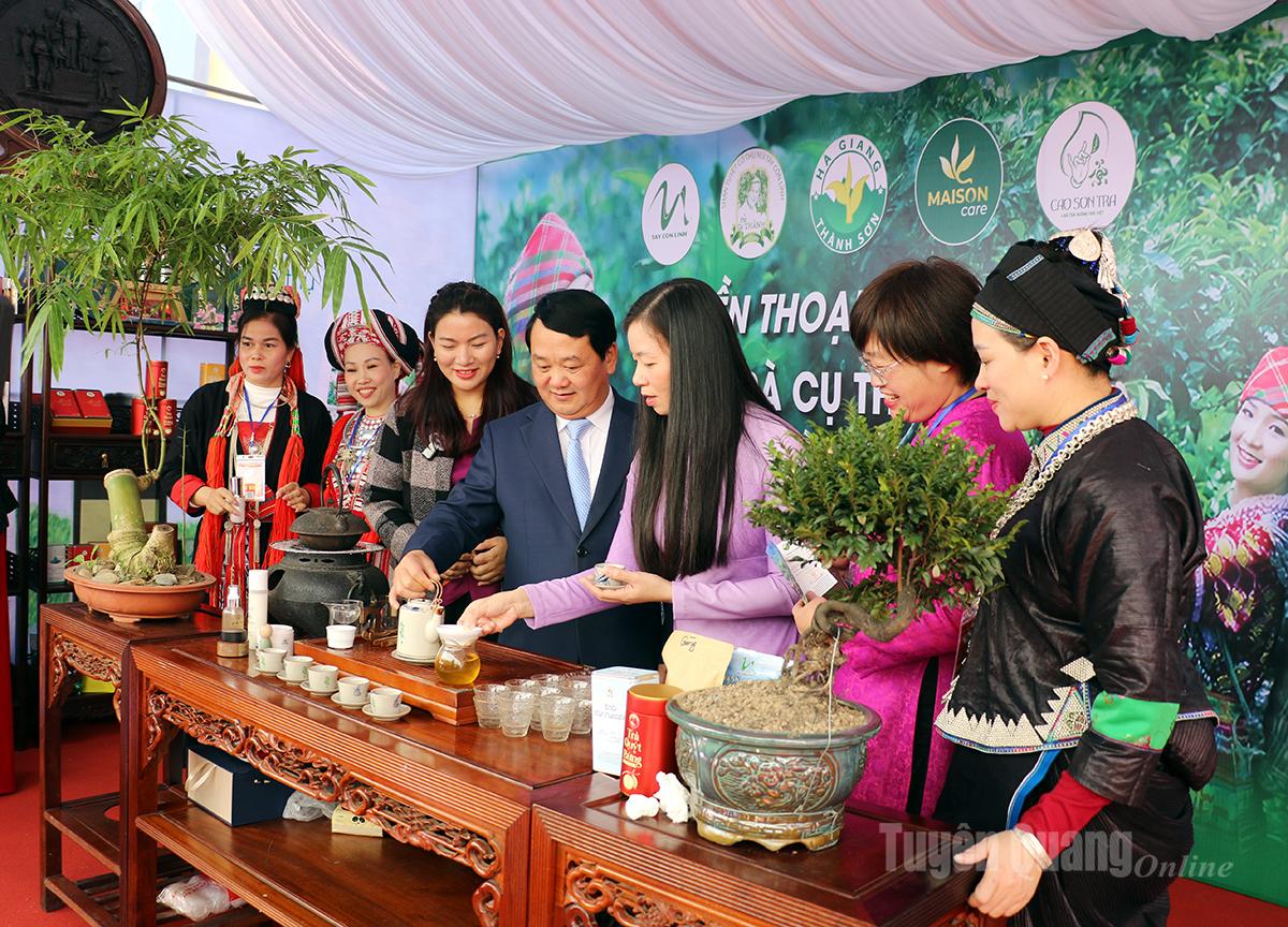 Bí thư Tỉnh ủy tham quan không gian thưởng trà Shan tuyết tại Đại hội