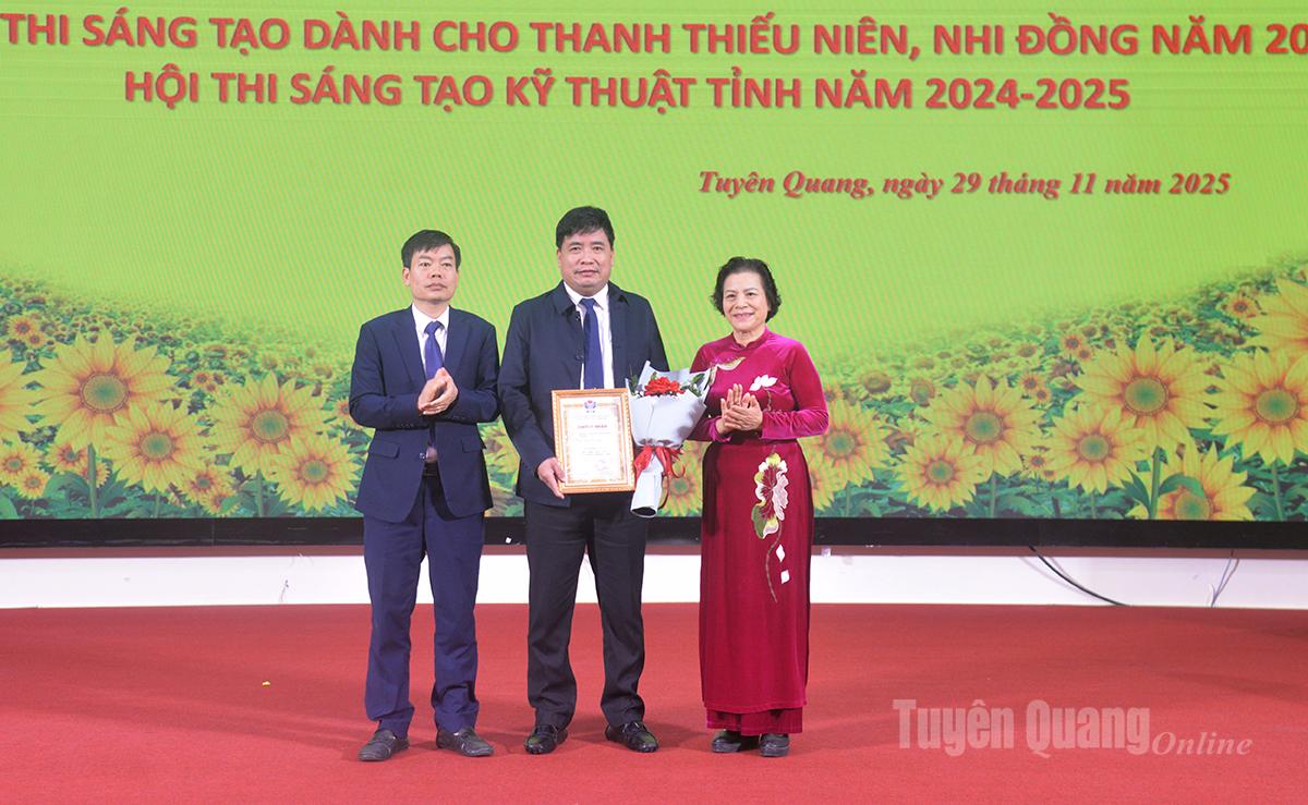 Chủ tịch Hội Khuyến học tỉnh và lãnh đạo Ban Tuyên giáo và Dân vận Tỉnh ủy trao giải Nhất cho tác giả Trần Xuân Hảo, Công ty Điện lực Tuyên Quang trong Hội thi sáng tạo kỹ thuật tỉnh năm 2024-2025.