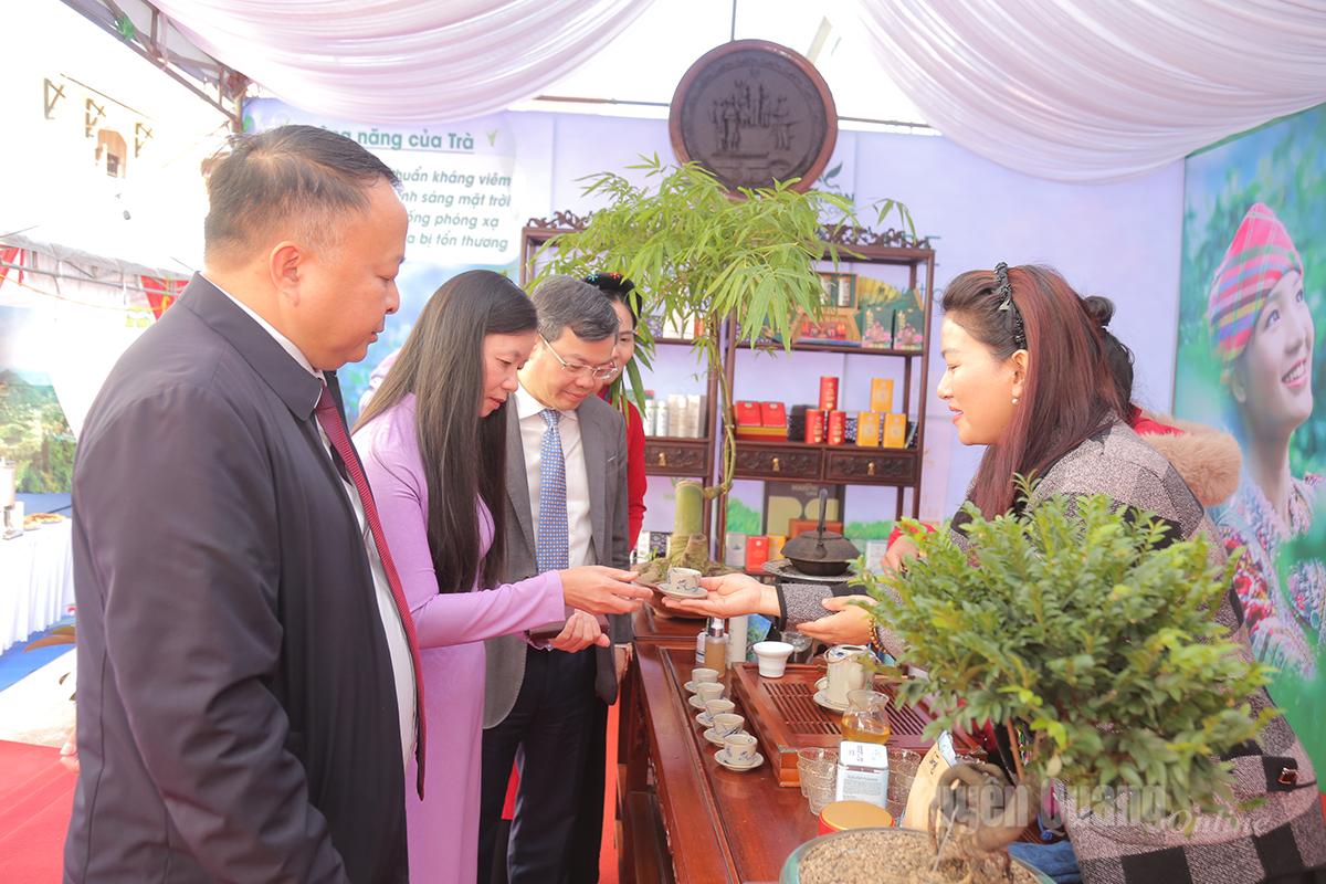 Các đồng chí lãnh đạo tỉnh tham quan các gian hàng trưng bày sản phẩm địa phương