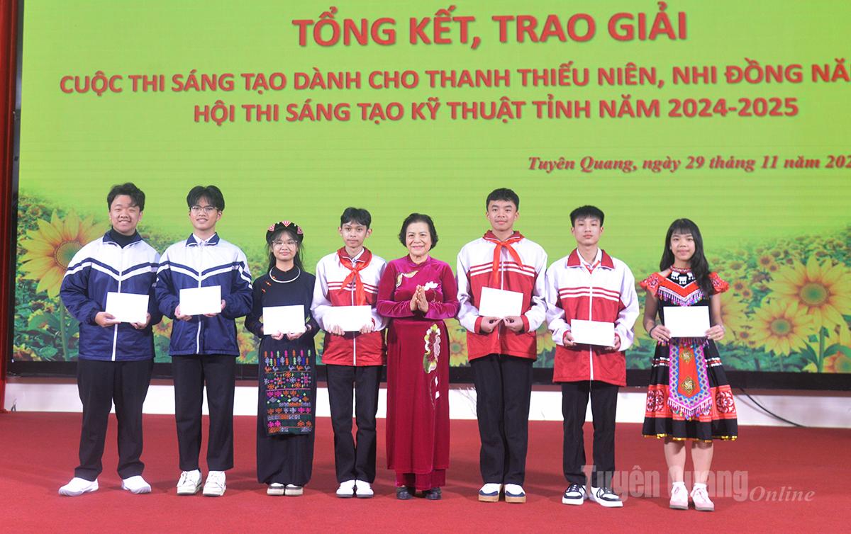 Lãnh đạo Hội Khuyến học tỉnh trao học bổng cho các em học sinh.