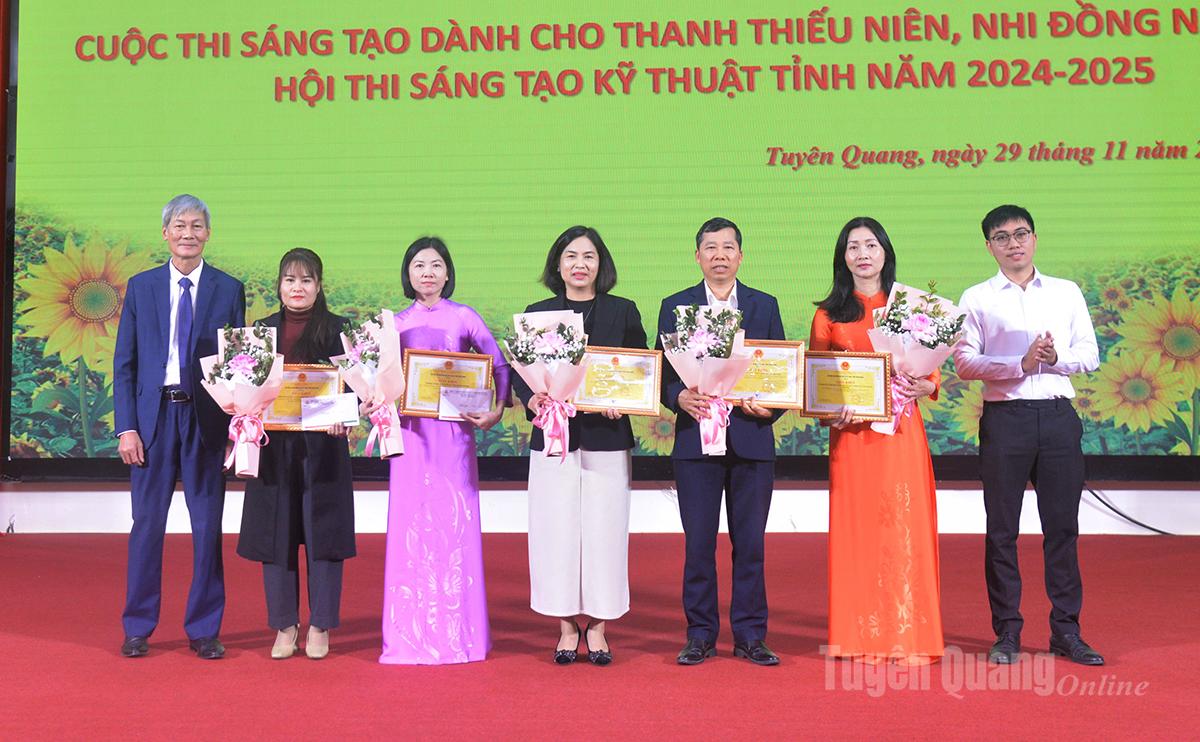 Liên hiệp các Hội Khoa học và Kỹ thuật tỉnh tặng Giấy khen cho các tập thể có thành tích xuất sắc trong tổ chức cuộc thi.