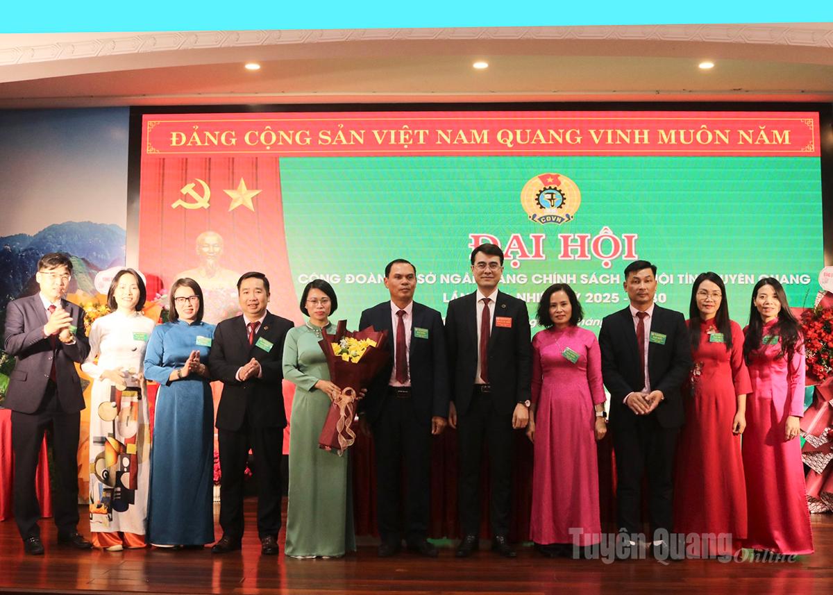 Lãnh đạo Ngân hàng CSXH Việt Nam và lãnh đạo Ngân hàng CSXH tỉnh tặng hoa chúc mừng Ban Chấp hành Công đoàn khoá mới, nhiệm kỳ 2025-2030.