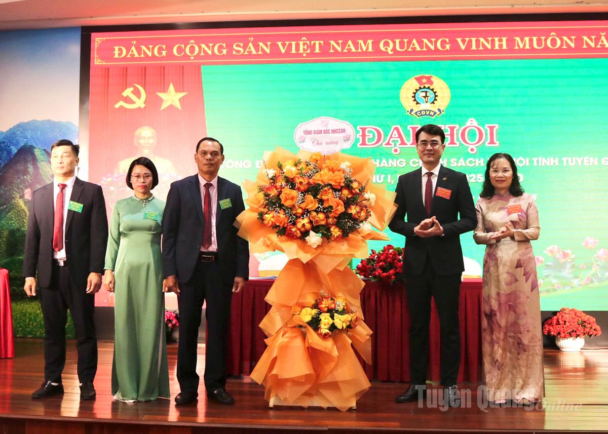 Lãnh đạo Ngân hàng CSXH Việt Nam tặng hoa chúc mừng Đại hội.