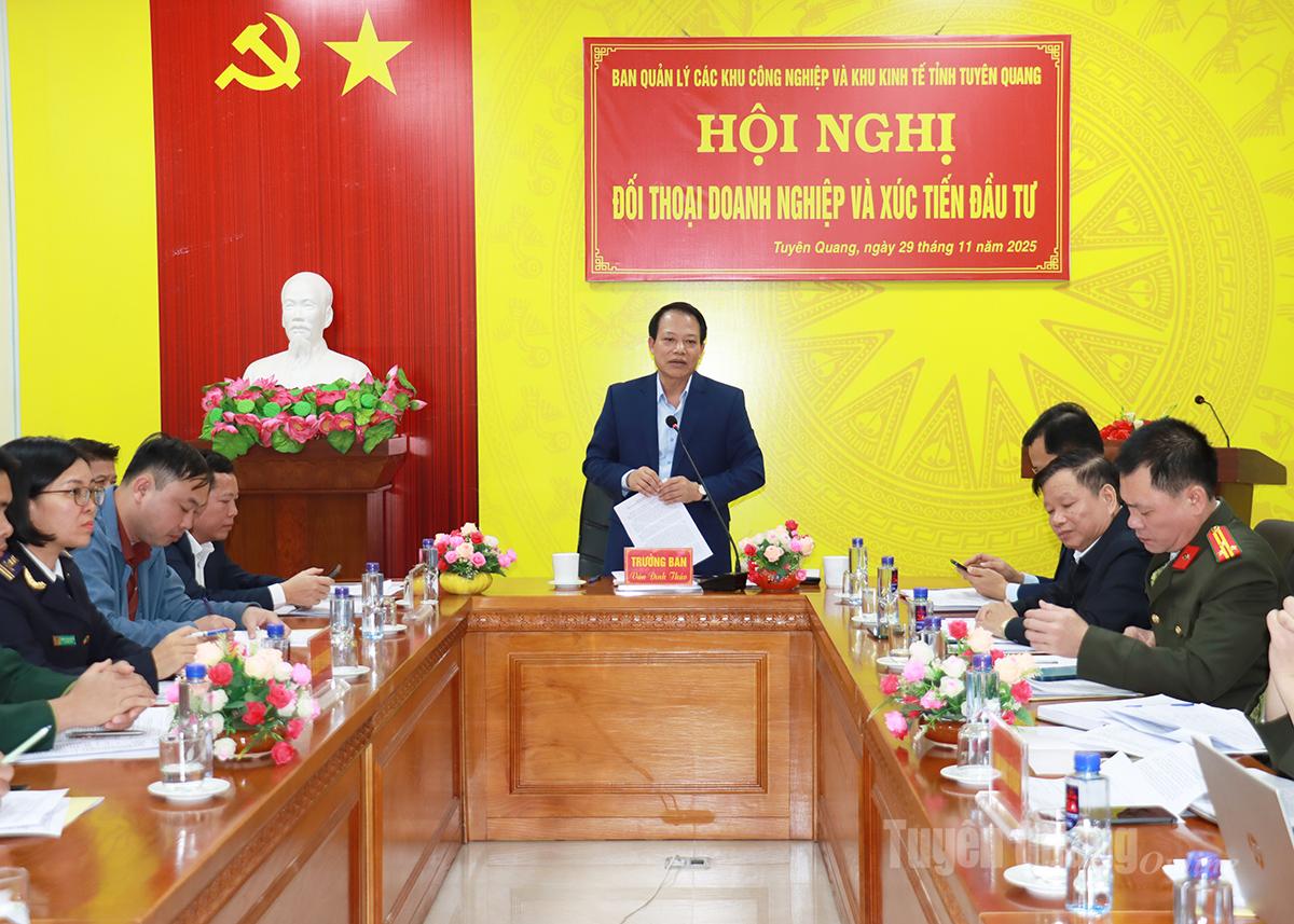 Đồng chí Vân Đình Thảo, Trưởng ban Quản lý các Khu công nghiệp và Khu kinh tế tỉnh phát biểu tại hội nghị.