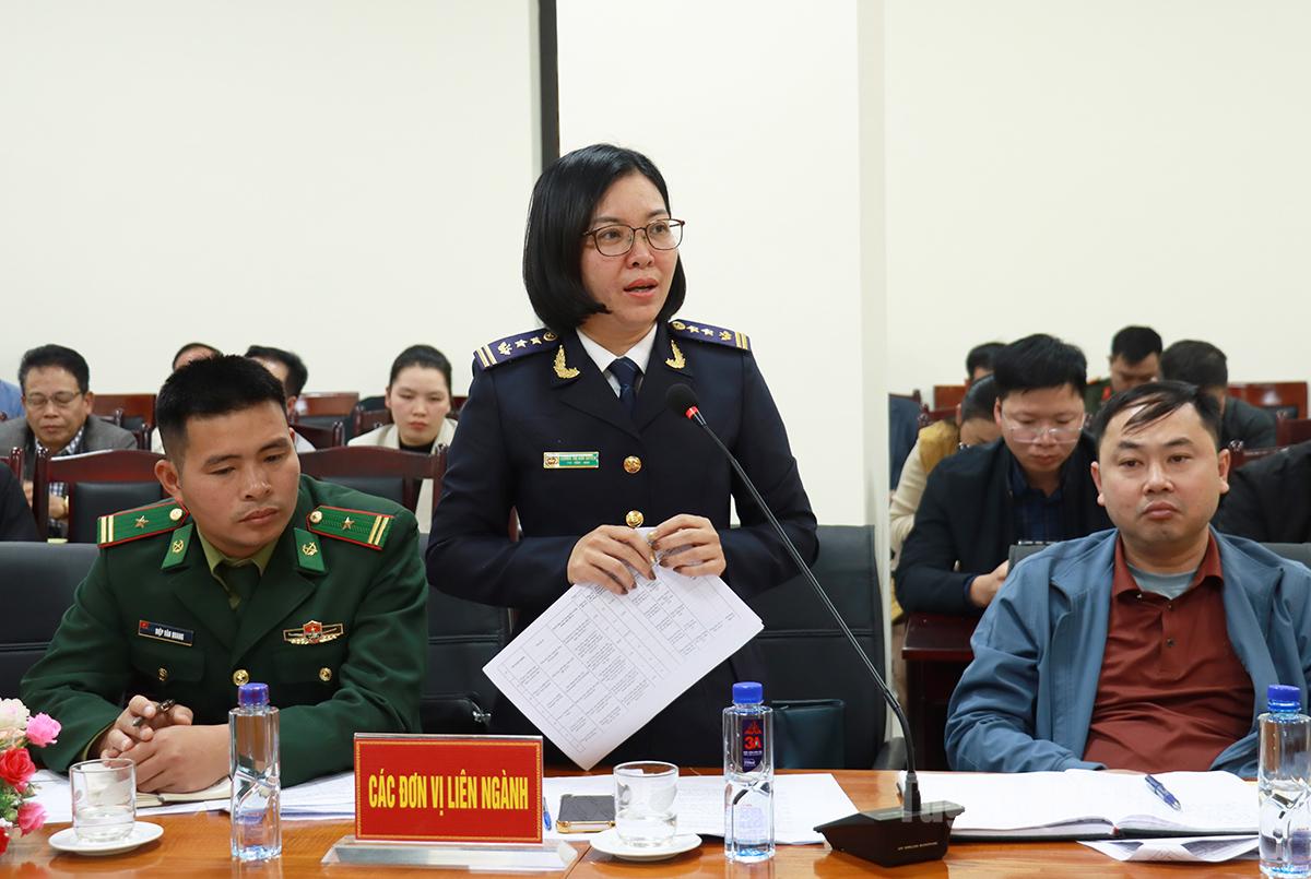 Đại diện Hải quan Cửa khẩu Săm Pun phát biểu tại hội nghị.