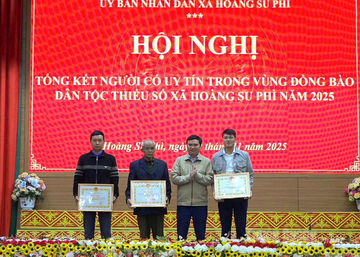 Lãnh đạo xã Hoàng Su Phì trao Giấy khen cho các cá nhân có thành tích xuất sắc.