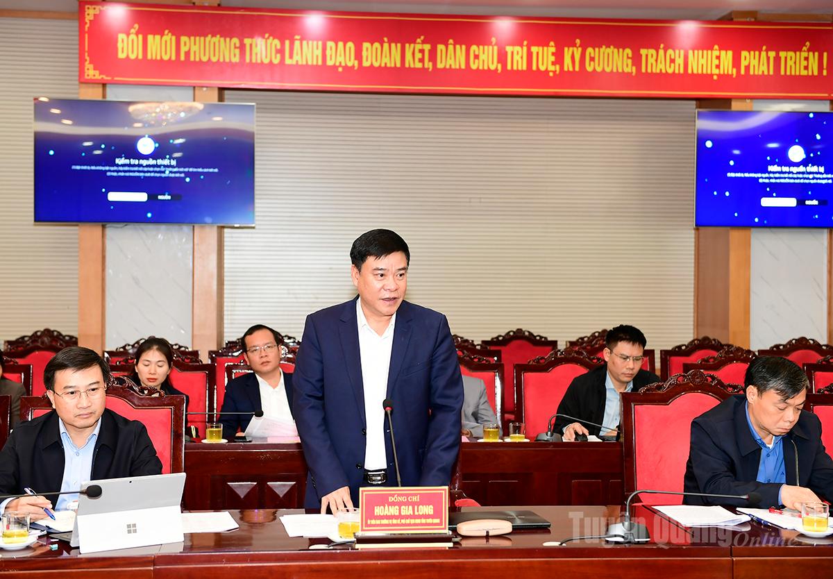 Đồng chí Hoàng Gia Long, Ủy viên Ban Thường vụ Tỉnh ủy, Phó Chủ tịch UBND tỉnh phát biểu tại buổi làm việc.
