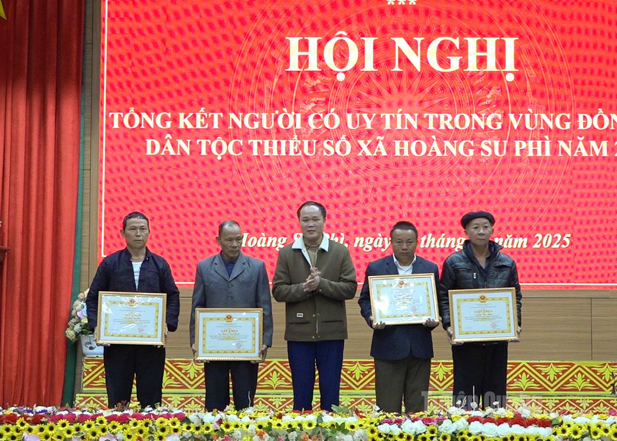 Lãnh đạo xã Hoàng Su Phì trao Giấy khen cho các tập thể thành tích xuất sắc trong phong trào xóa bỏ hủ tục lạc hậu trên địa bàn xã Hoàng Su Phì năm 2025.


