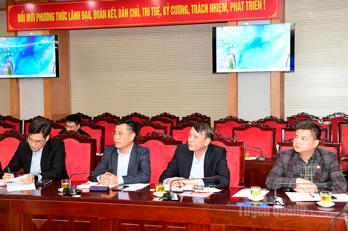 Lãnh đạo các sở, ngành dự buổi làm việc.