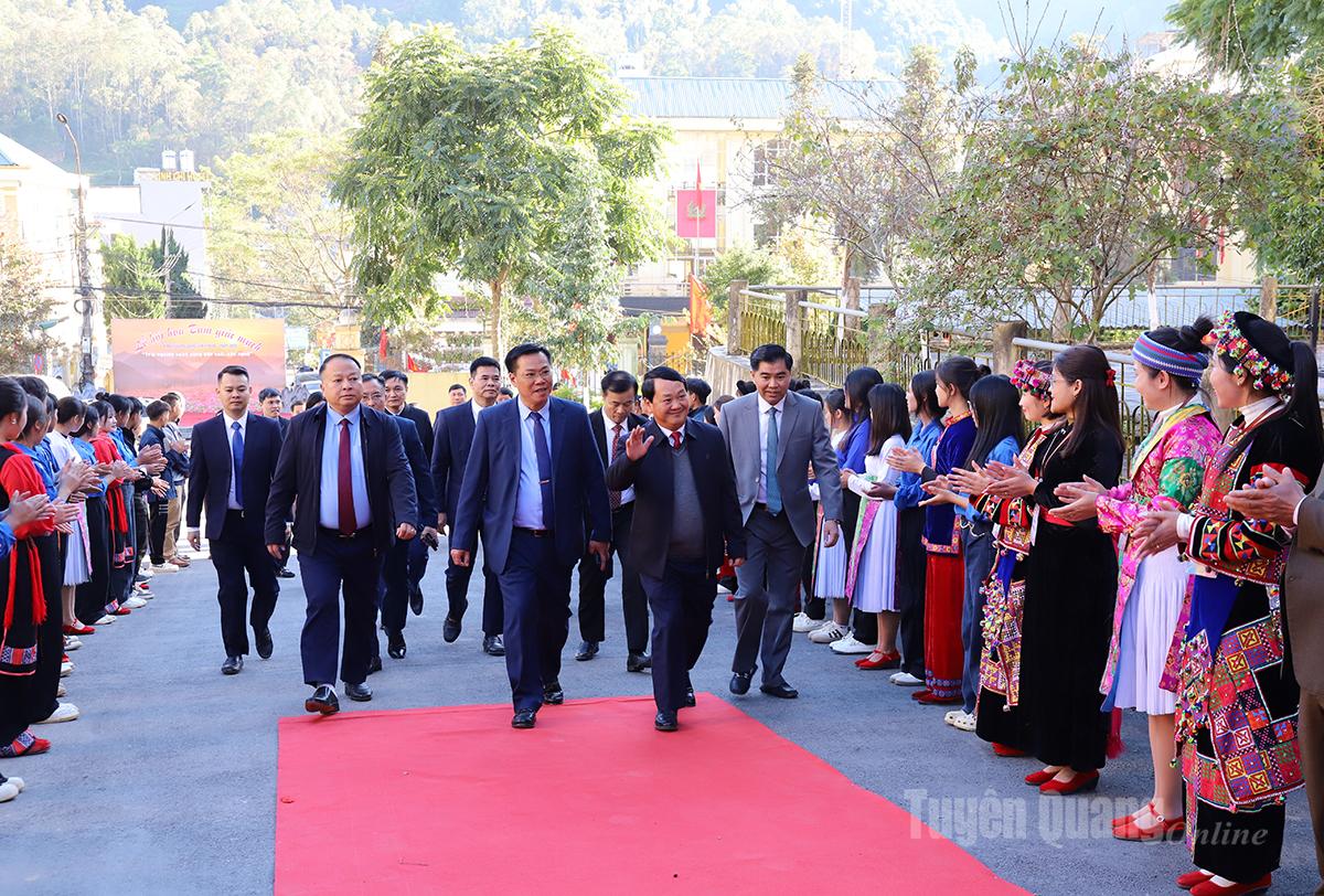 Các đồng chí lãnh đạo tỉnh dự lễ khai trương Homestay Phương Đông.