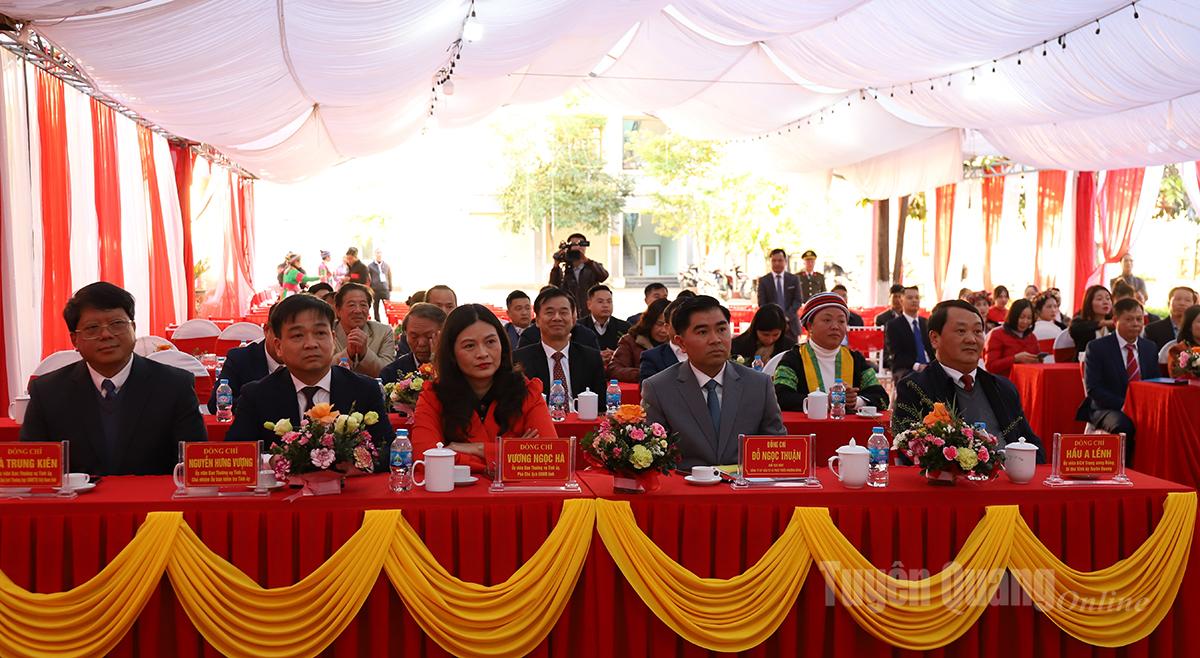 Bí thư Tỉnh ủy Hầu A Lềnh và các đồng chí lãnh đạo tỉnh dự lễ khai trương.