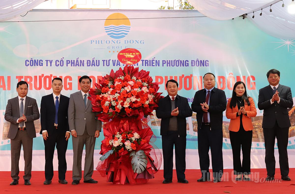 Các đồng chí lãnh đạo tỉnh tặng hoa chúc mừng khai trương Homestay Phương Đông.