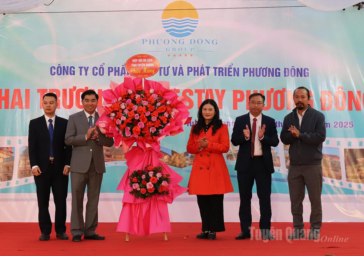 Phó Chủ tịch UBND tỉnh Vương Ngọc Hà và lãnh đạo Hiệp hội du lịch tỉnh tặng hoa chúc mừng.