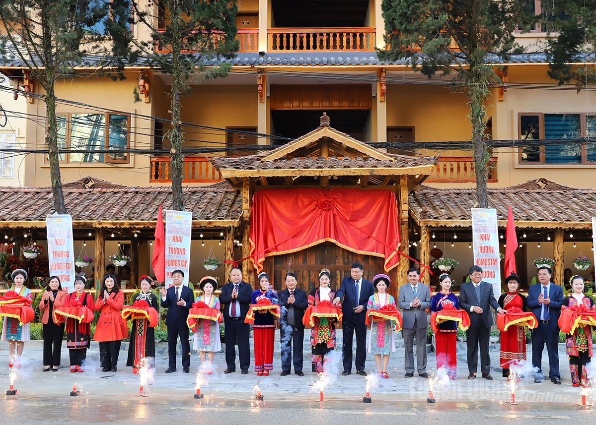 Các đồng chí lãnh đạo tỉnh cắt băng khai trương Homestay Phương Đông.