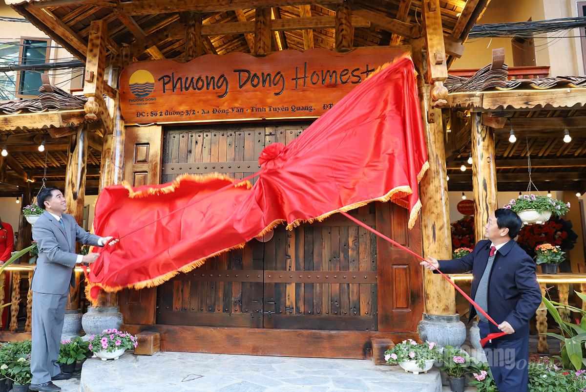 Đồng chí Hầu A Lềnh, Bí thư Tỉnh ủy và ông Đỗ Ngọc Thuận, Chủ tịch Hội đồng quản trị Công ty Phương Đông thực hiện nghi thức kéo mở bảng hiệu Homestay.
