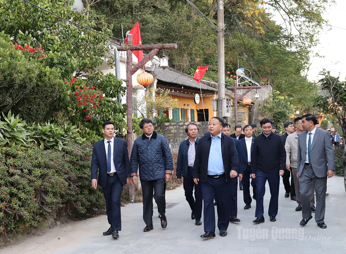 Chủ tịch UBND tỉnh Phan Huy Ngọc cùng các đồng chí lãnh đạo tỉnh kiểm tra tại tuyến phố đi bộ xã Đồng Văn.