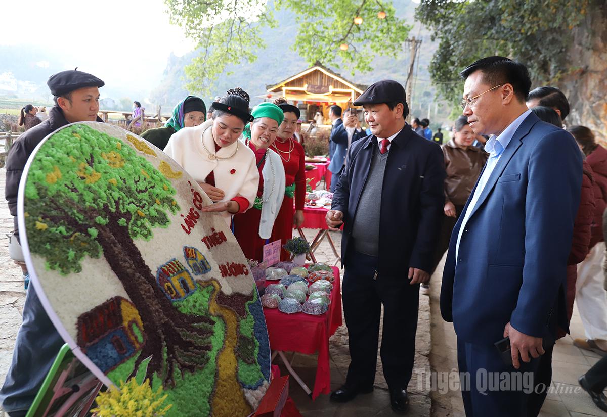 Bí thư Tỉnh ủy Hầu A Lềnh tham quan khu vực thi làm bánh truyền thống của xã Đồng Văn tại điểm du lịch giếng nước thần