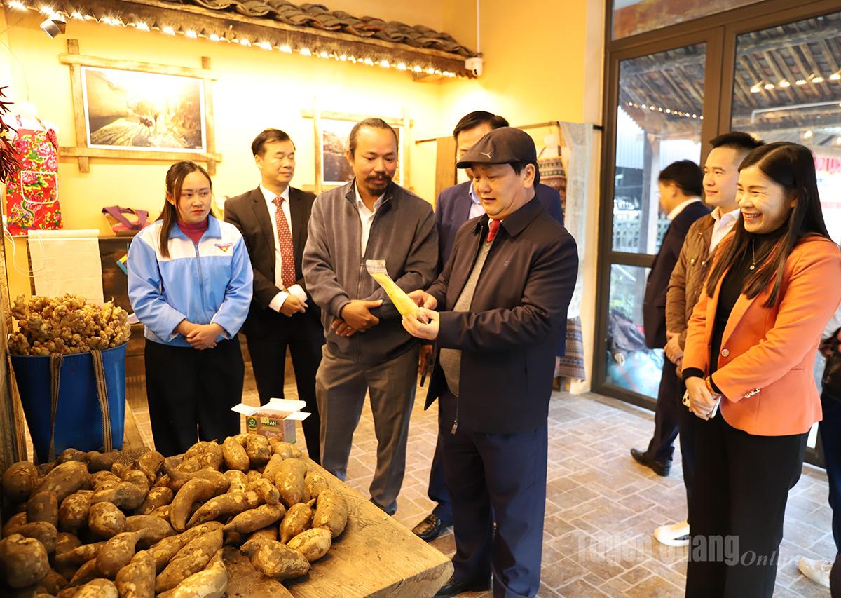 Bí thư Tỉnh ủy Hầu A Lềnh thăm gian hàng bán sản phẩm địa phương xã Đồng Văn.