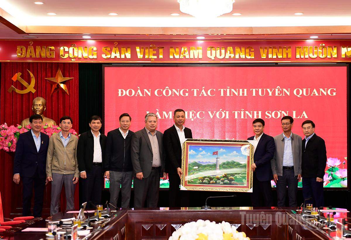 Đồng chí Hoàng Gia Long, Ủy viên Ban Thường vụ Tỉnh ủy, Phó Chủ tịch UBND tỉnh tặng UBND tỉnh Sơn La bức tranh cột cờ Quốc gia Lũng Cú.