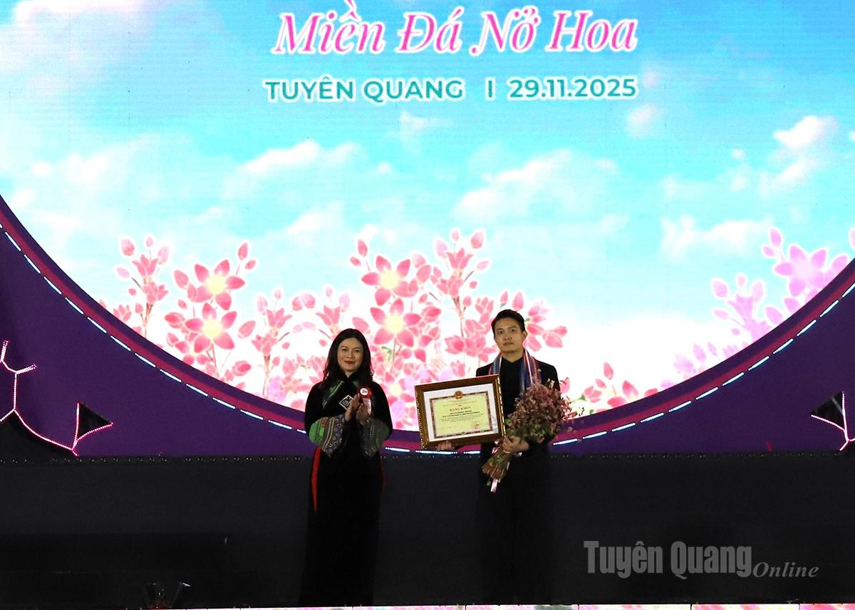 Phó Chủ tịch UBND tỉnh Vương Ngọc Hà trao Kỷ niệm chương và Bằng khen của UBND tỉnh cho đại diện nhà tài trợ