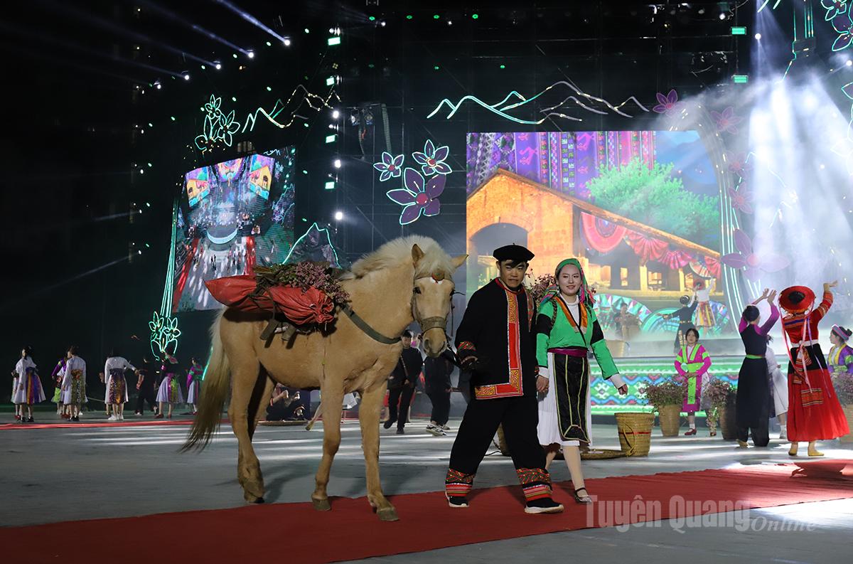 Tái hiện văn hóa truyền thống của bà con vùng cao: Dắt ngựa xuống chợ phiên