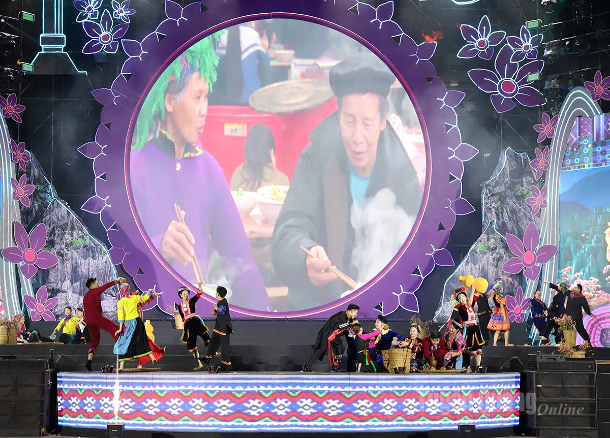 Tiết mục tái hiện lại một phiên chợ của vùng Cao nguyên đá