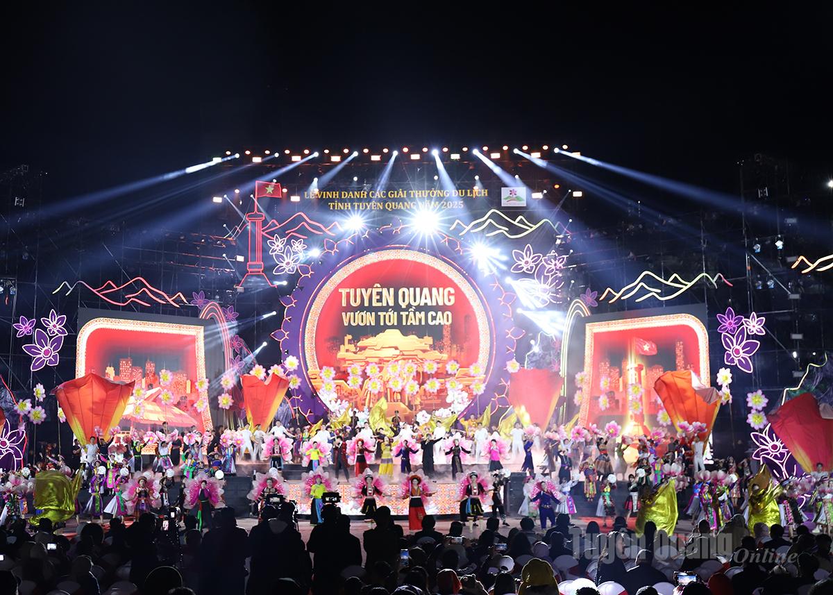 Tiết mục “Tuyên Quang vươn tới tầm cao” để lại nhiều ấn tượng.