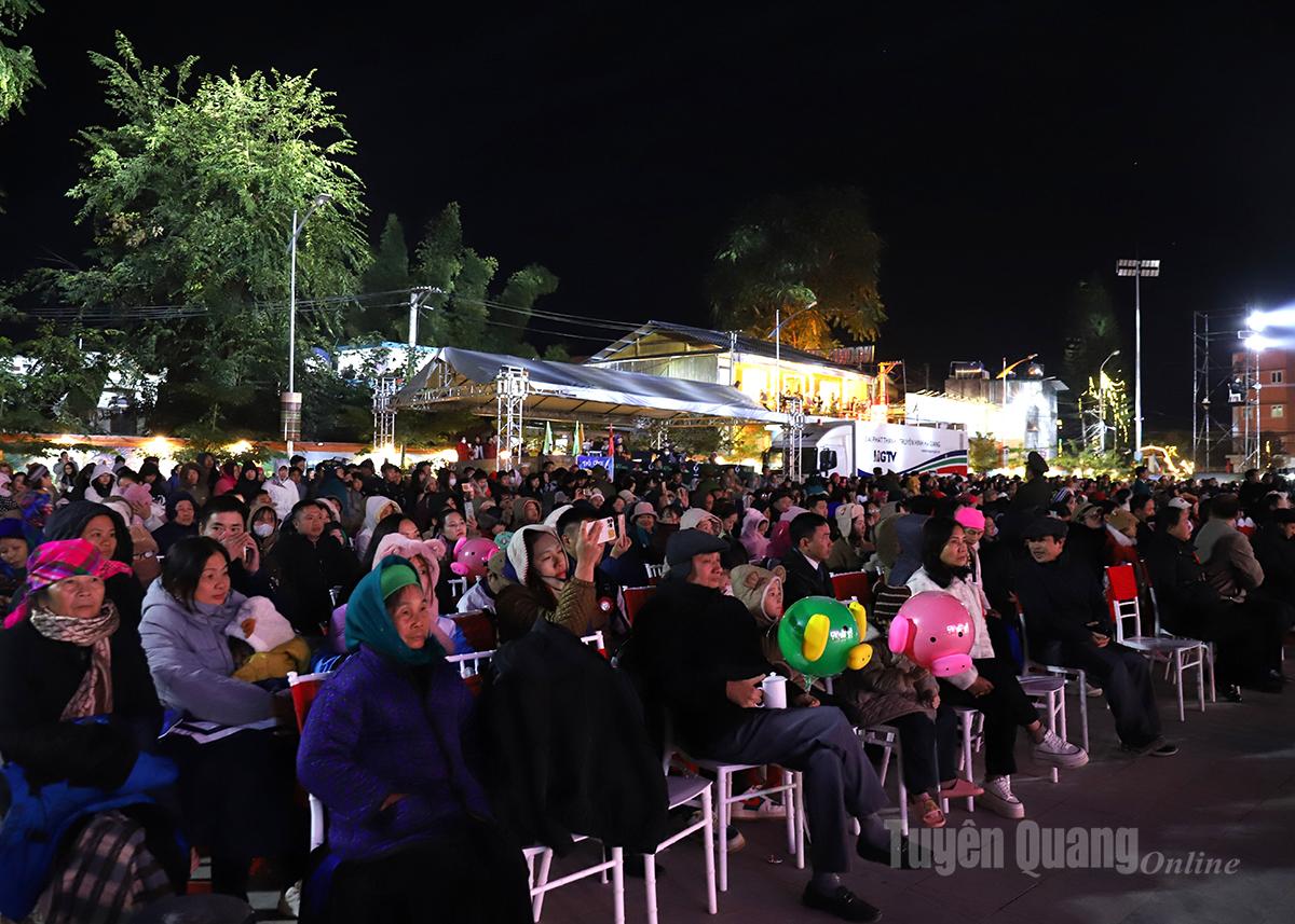 Mặc dù thời tiết tại xã Đồng Văn rất lạnh, tuy nhiên vẫn rất đông bà con nhân dân và du khách tới buổi lễ