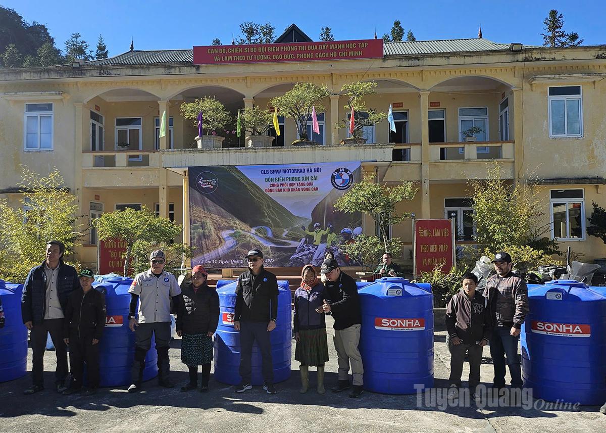 Đơn vị tài trợ trao tặng bồn chứa nước cho các hộ dân nghèo xã biên giới Sơn Vĩ.