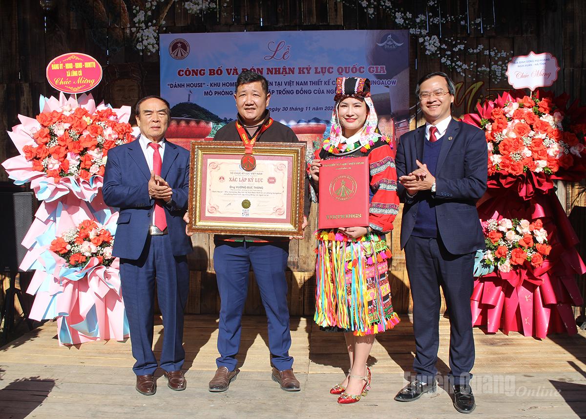 Đại sứ Ngô Quang Xuân, nguyên Đại sứ Việt Nam tại Liên hợp quốc, Ủy viên Thường trực Hội đồng xác lập Tổ chức Kỷ lục Việt Nam công bố xác lập kỷ lục cho Homestay Dảnh House.