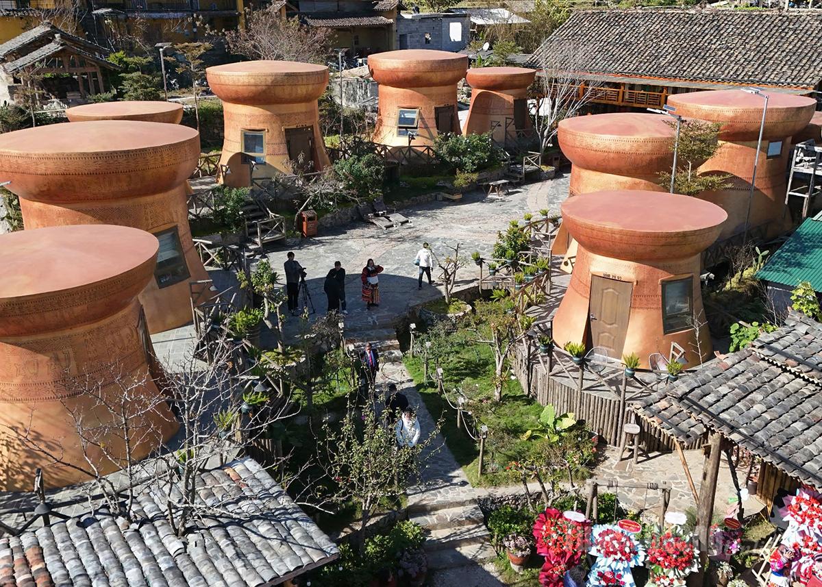 Toàn cảnh Homestay Dảnh House với khu nghỉ dưỡng được xây dựng theo kiến trúc những chiếc trống đồng đặc trưng của dân tộc Lô Lô.