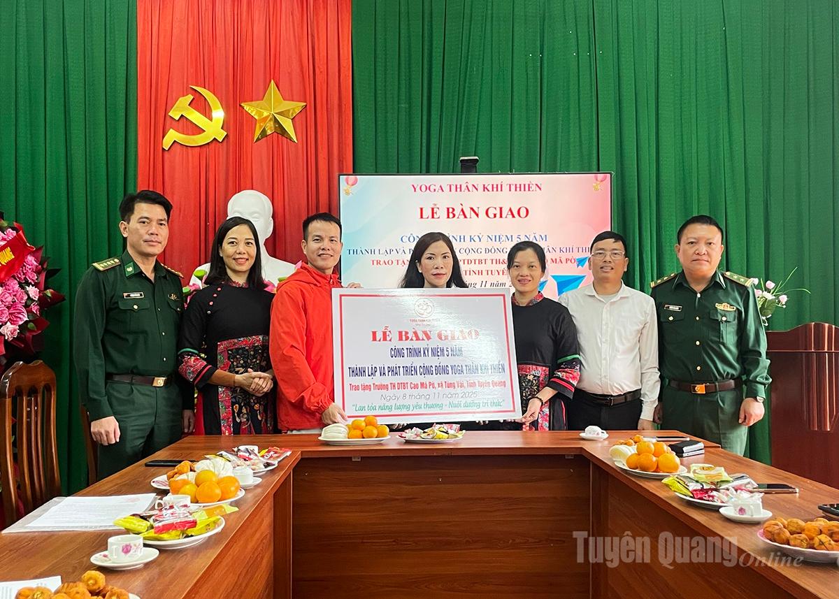 Đại diện Ban Chỉ huy Bộ đội Biên phòng tỉnh và Công ty TNHH Thân Khí Thiền trao biển tượng trưng hỗ trợ các hạng mục cho lãnh đạo trường PTDTBT&THCS Cao Mã Pờ.