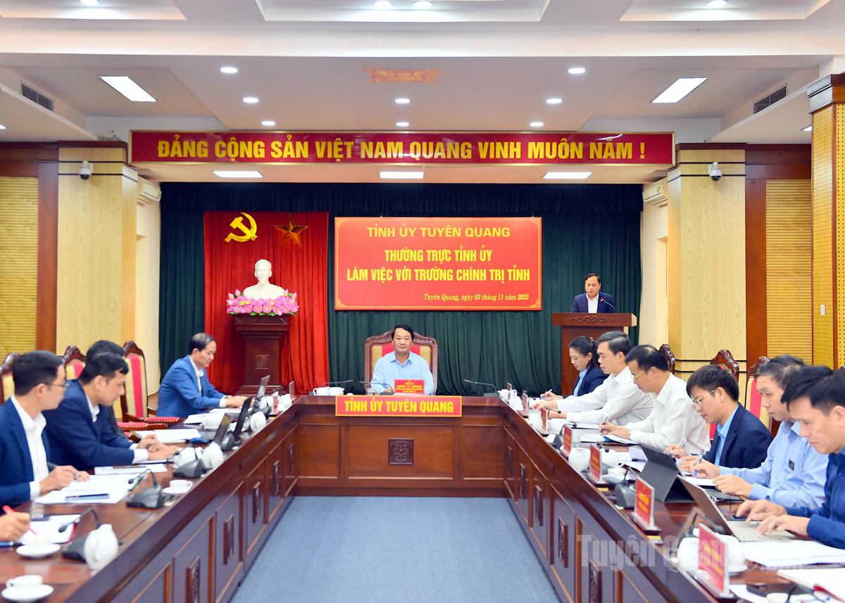 Đồng chí Bí thư Tỉnh ủy Hầu A Lềnh chủ trì buổi làm việc với Trường Chính trị.