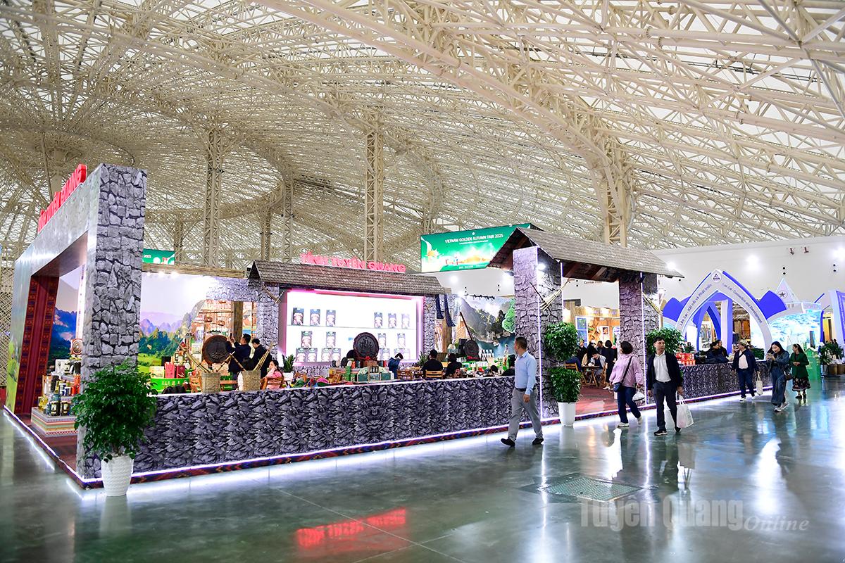 The Tuyen Quang booth was designed with an eye-catching form, creating a highland cultural space.