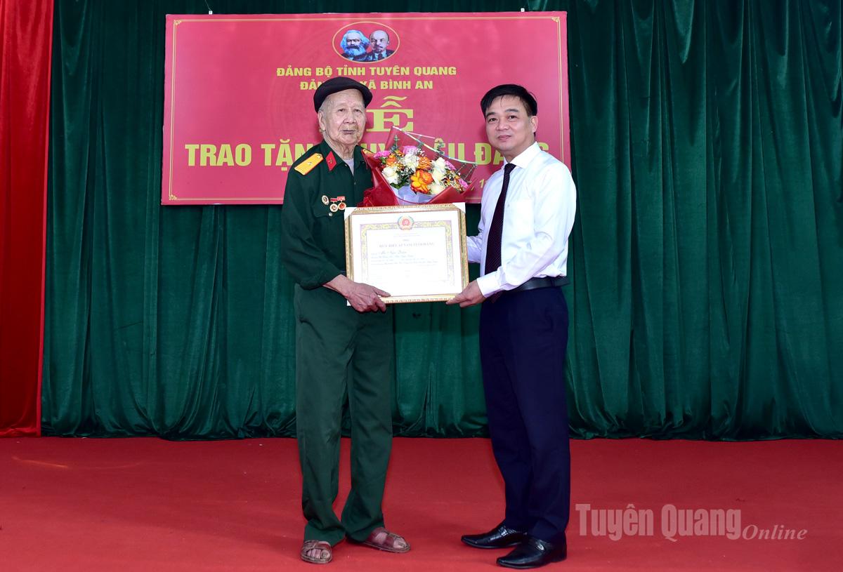 Chủ nhiệm UBKT Tỉnh ủy Nguyễn Hưng Vượng trao Huy hiệu 65 năm tuổi Đảng, tặng hoa cho đảng viên Ma Ngọc Quận.