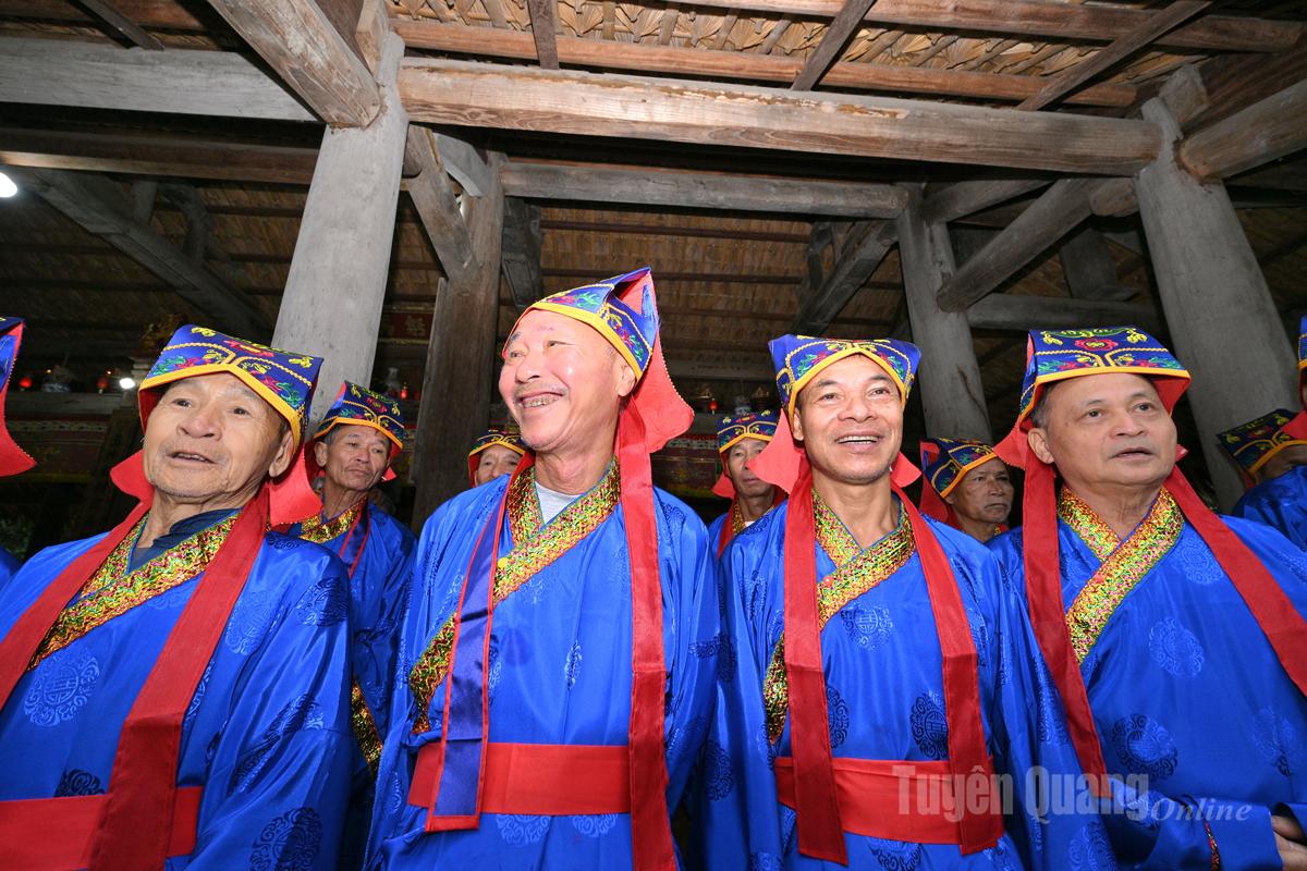 Đội tế mũ áo chỉnh tề.