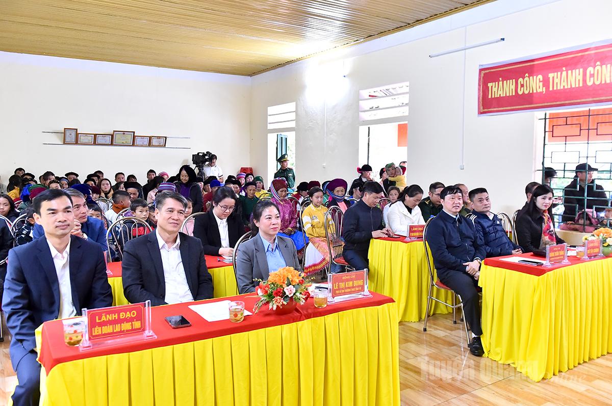 Đồng chí Lê Thị Kim Dung, Phó Bí thư Thường trực Tỉnh ủy dự Ngày hội đoàn kết các dân tộc khu dân cư thôn Tả Lủng xã Phố Bảng.