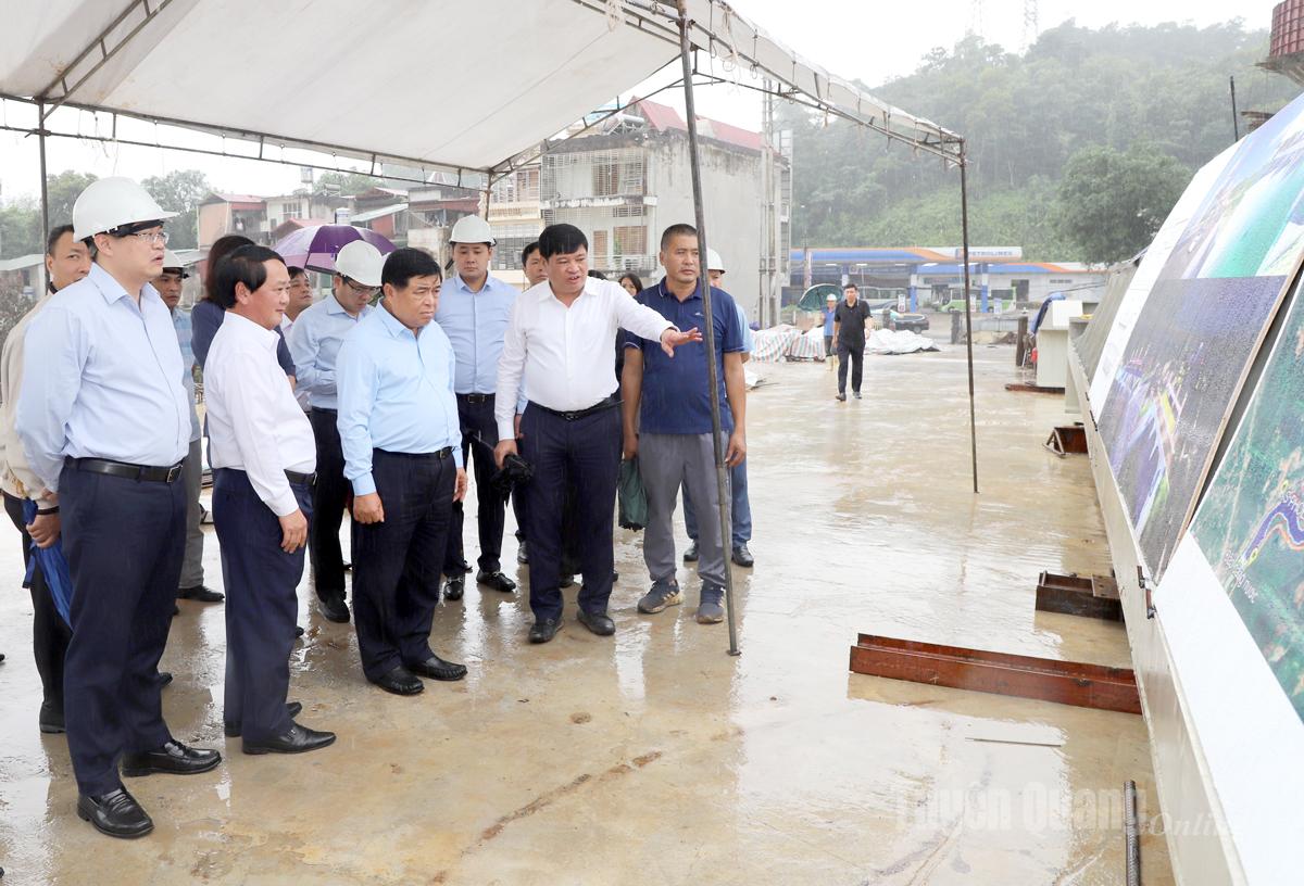 1. Phó Thủ tướng Chính phủ Nguyễn Chí Dũng nghe chủ đầu tư báo cáo tiến độ Dự án Đập dâng nước tạo cảnh quan tại phường Hà Giang 1