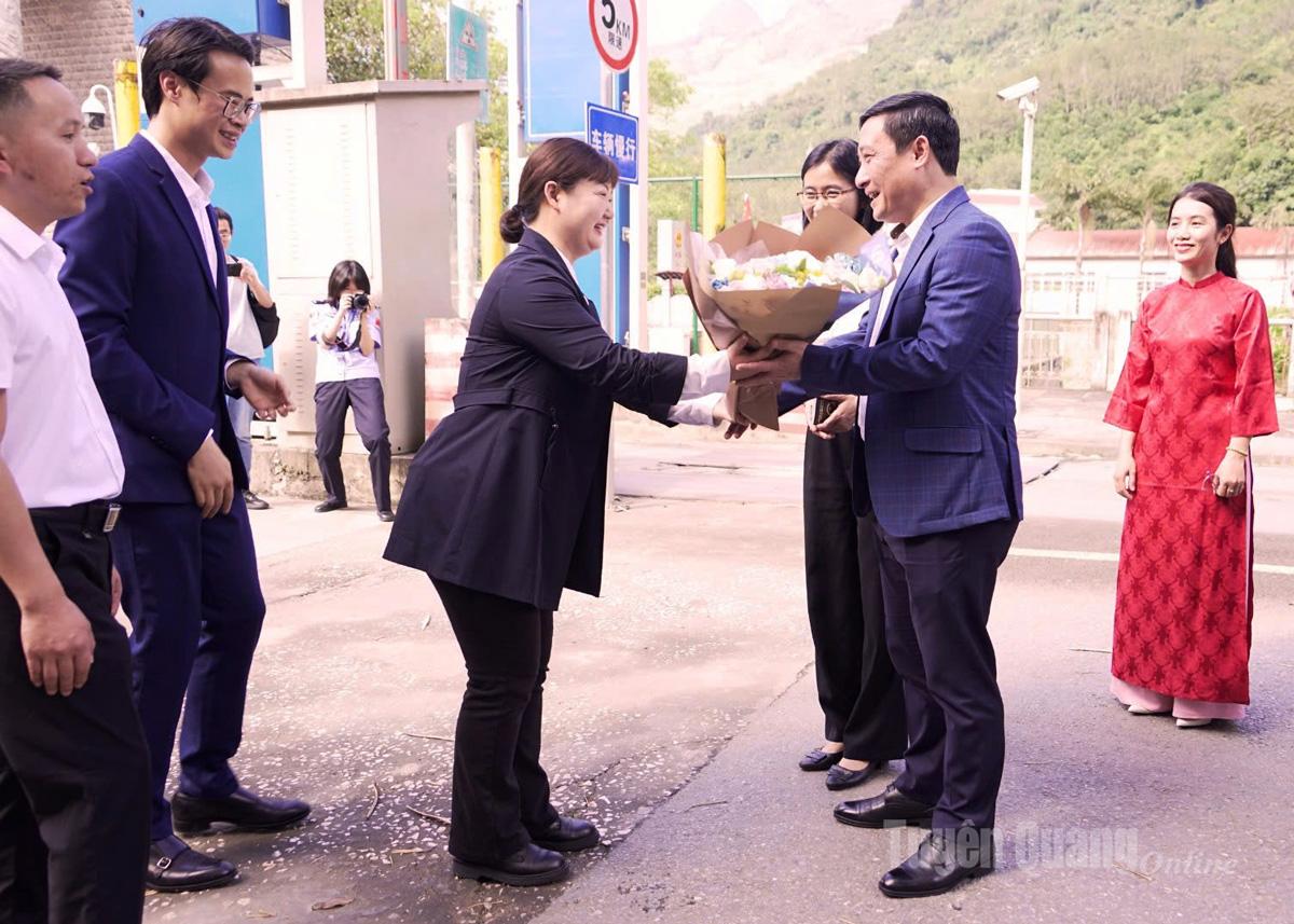 Đồng chí Lý Xuân Toàn, Phó cục trưởng Cục Thương vụ châu Văn Sơn, tỉnh Vân Nam tặng hoa Trưởng đoàn công tác Sở Công thương tỉnh Tuyên Quang.