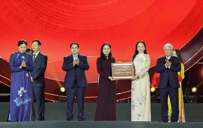 Prime Minister Pham Minh Chinh (second, left) witnesses businesses symbolically handing over donations to support people affected by recent floods at the event (Photo: VNA)