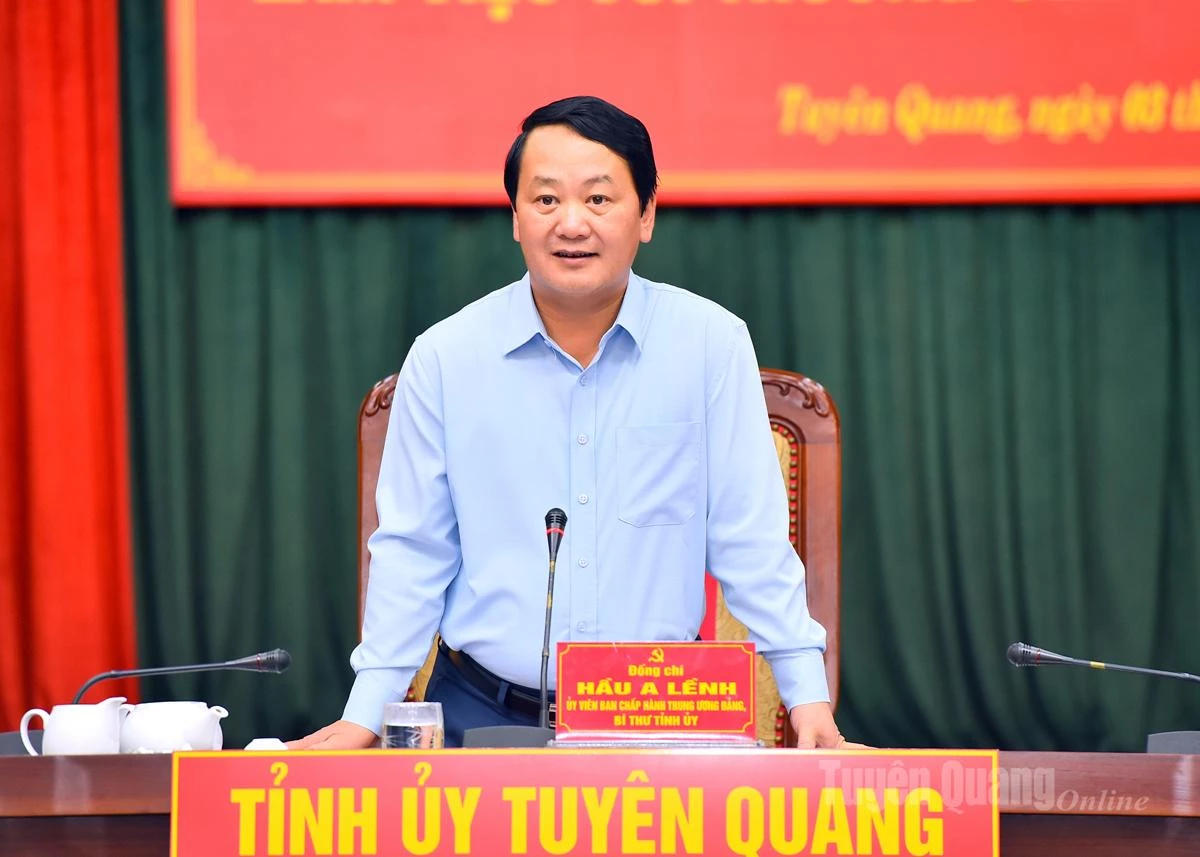 Đồng chí Bí thư Tỉnh ủy Hầu A Lềnh phát biểu kết luận buổi làm việc.