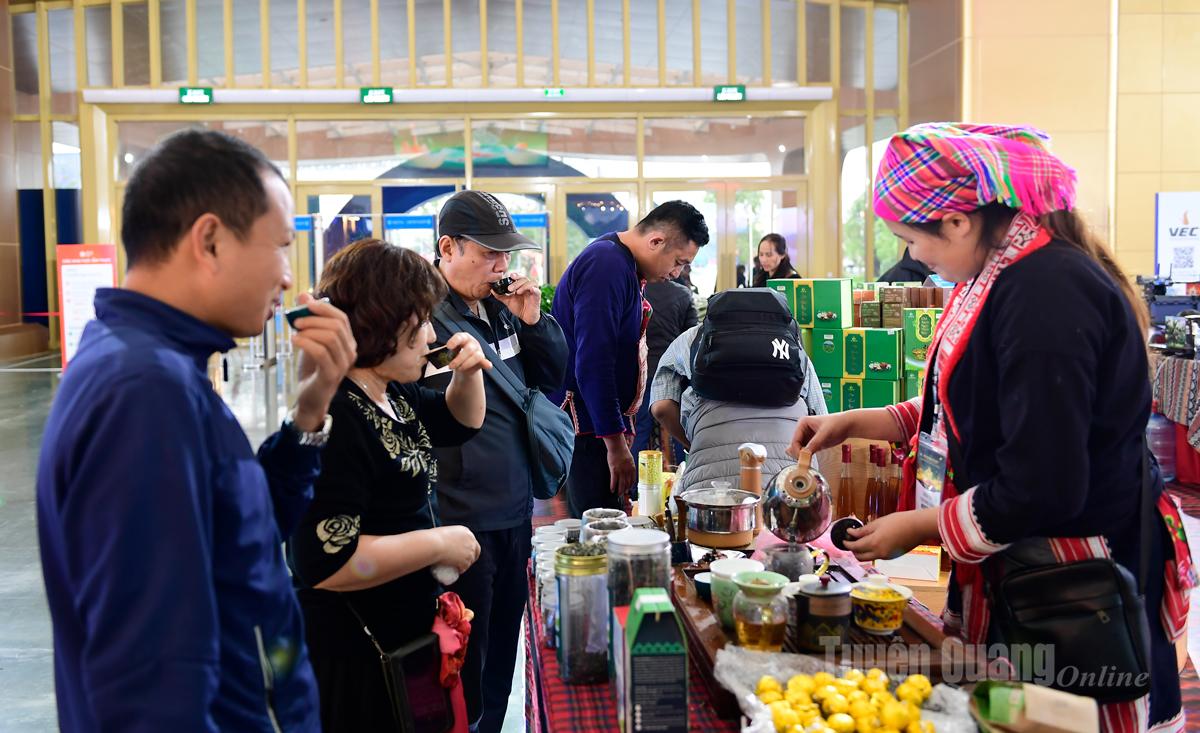 A tea-tasting area was set up within the booth, attracting many visitors.