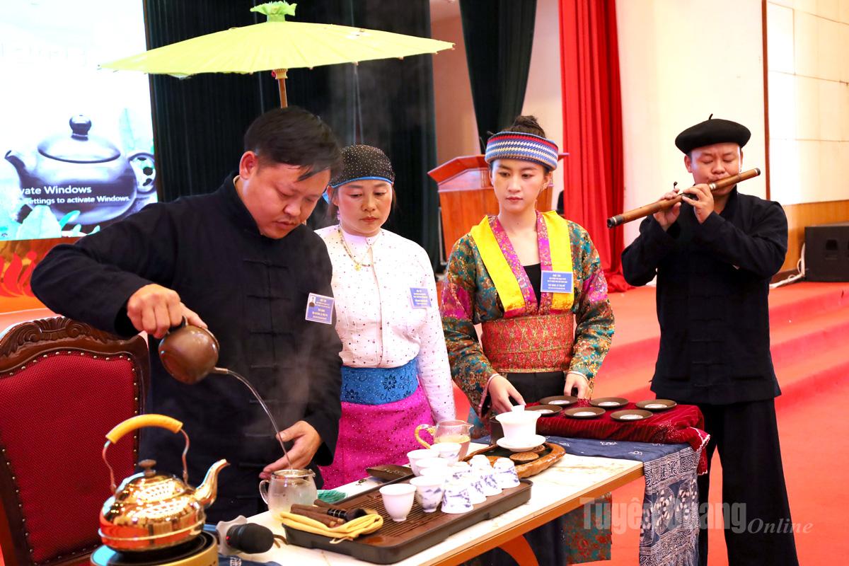 Contestant Ly Mi Po from Lung Phin Shan Tuyet Tea Cooperative made a strong impression by combining tea brewing with the lively sound of the highland flute.