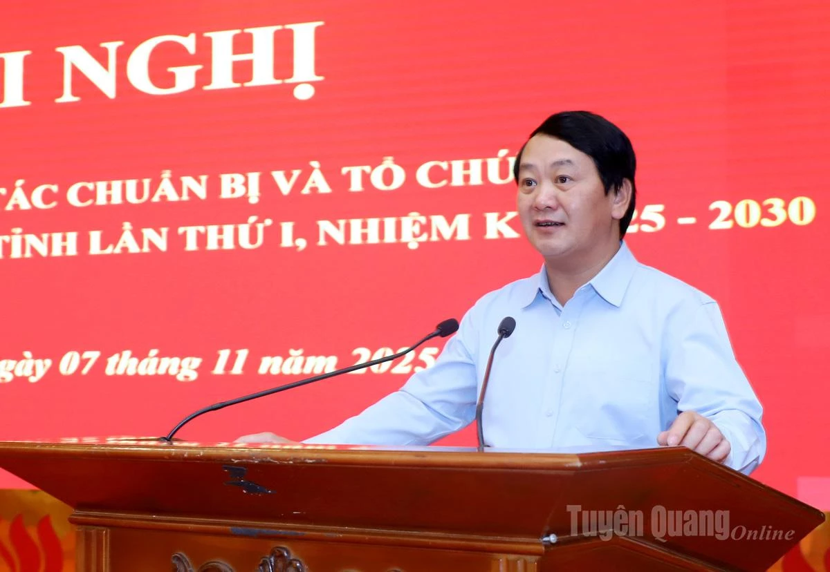 Bí thư Tỉnh ủy Hầu A Lềnh phát biểu kết luận hội nghị.