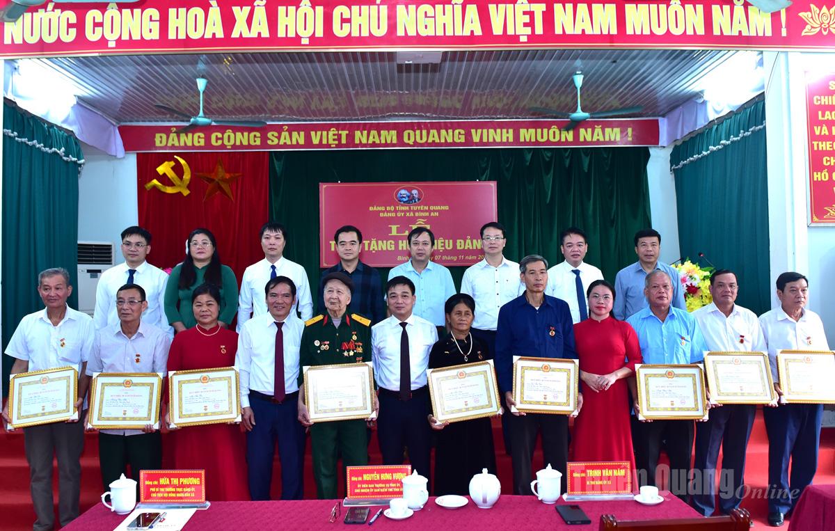 Chủ nhiệm UBKT Tỉnh ủy Nguyễn Hưng Vượng, lãnh đạo xã Bình An chụp ảnh lưu niệm cùng các đảng viên được trao tặng Huy hiệu Đảng.