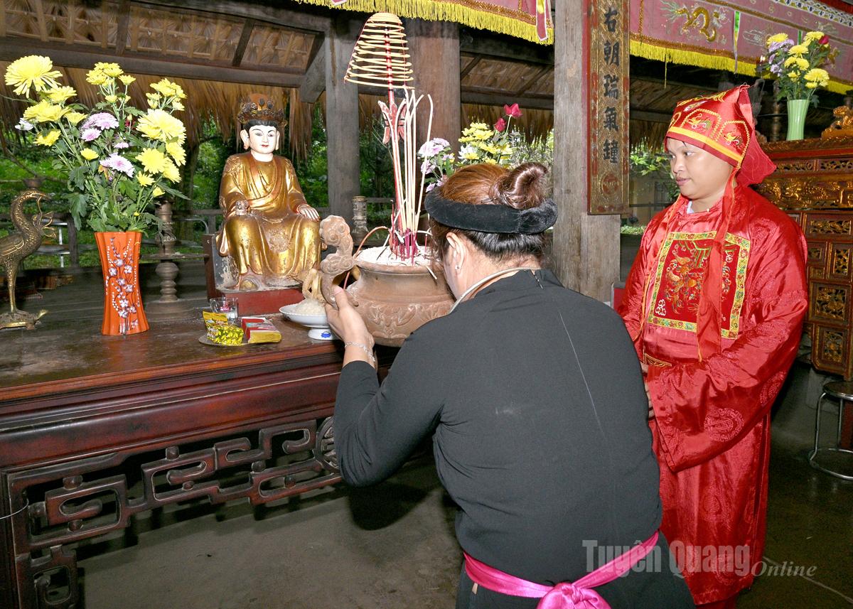 Thầy cả làm lễ rước bài vị.