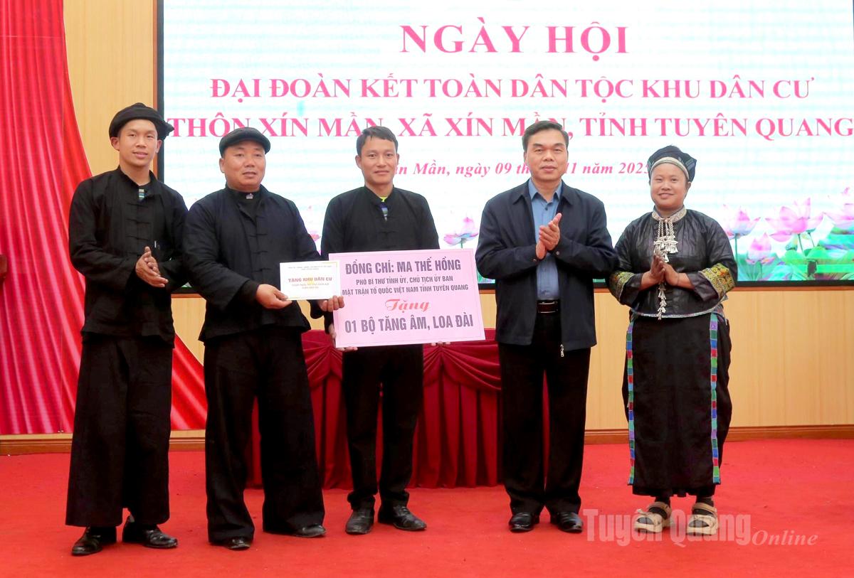 Phó Bí thư Tỉnh ủy, Chủ tịch Ủy ban MTTQ Việt Nam tỉnh Ma Thế Hồng trao tặng quà cho Ban quản lý thôn Xín Mần.